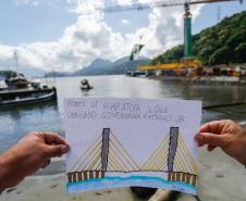 Em ritmo acelerado, a construção da Ponte de Guaratuba chegou à metade da execução. O governador Carlos Massa Ratinho Junior esteve no canteiro de obras, nesta quinta-feira (1), para acompanhar a evolução da obra. 
