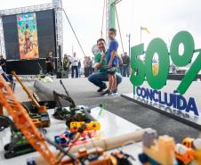 Em ritmo acelerado, a construção da Ponte de Guaratuba chegou à metade da execução. O governador Carlos Massa Ratinho Junior esteve no canteiro de obras, nesta quinta-feira (1), para acompanhar a evolução da obra. 
