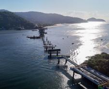 Em ritmo acelerado, a construção da Ponte de Guaratuba chegou à metade da execução. O governador Carlos Massa Ratinho Junior esteve no canteiro de obras, nesta quinta-feira (1), para acompanhar a evolução da obra. 