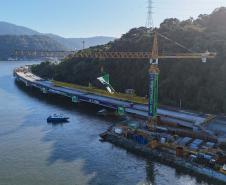 Em ritmo acelerado, a construção da Ponte de Guaratuba chegou à metade da execução. O governador Carlos Massa Ratinho Junior esteve no canteiro de obras, nesta quinta-feira (1), para acompanhar a evolução da obra. 