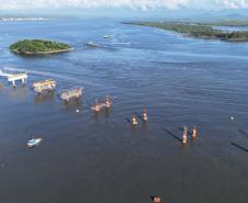 Em ritmo acelerado, a construção da Ponte de Guaratuba chegou à metade da execução. O governador Carlos Massa Ratinho Junior esteve no canteiro de obras, nesta quinta-feira (1), para acompanhar a evolução da obra. 