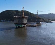 Em ritmo acelerado, a construção da Ponte de Guaratuba chegou à metade da execução. O governador Carlos Massa Ratinho Junior esteve no canteiro de obras, nesta quinta-feira (1), para acompanhar a evolução da obra. 