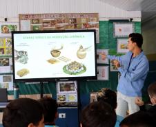 Estudantes participaram de uma oficina prática de manufatura cerâmica, inspirada nas técnicas utilizadas historicamente pelas comunidades pesqueiras