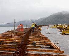 Obras da Ponte de Guaratuba chegam a 65% com destaque para o avanço do trecho estaiado 
