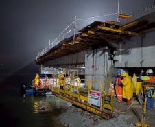 Ponte de Guaratuba mantém ritmo acelerado de obras até de madrugada