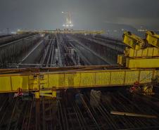 Ponte de Guaratuba mantém ritmo acelerado de obras até de madrugada