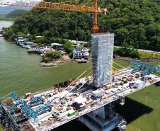 Ponte de Guaratuba avança com instalação dos estais