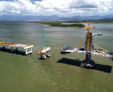 Ponte de Guaratuba avança com instalação dos estais