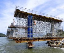 Ponte de Guaratuba avança com instalação dos estais