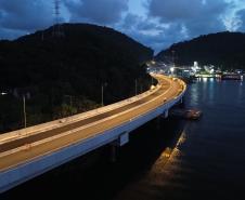 Primeiros testes de luz mostram como a Ponte de Guaratuba ficará à noite