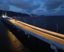 Primeiros testes de luz mostram como a Ponte de Guaratuba ficará à noite