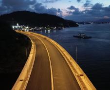 Primeiros testes de luz mostram como a Ponte de Guaratuba ficará à noite