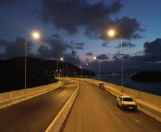 Primeiros testes de luz mostram como a Ponte de Guaratuba ficará à noite