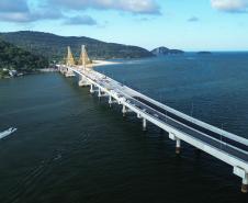 23 dias para a inauguração: mastros da Ponte de Guaratuba não têm mais andaimes