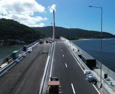 Mastros ganham iluminação e pista da Ponte de Guaratuba começa a ser sinalizada