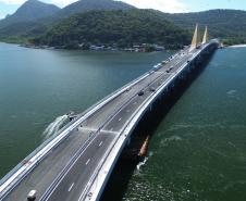Mastros ganham iluminação e pista da Ponte de Guaratuba começa a ser sinalizada