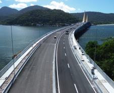 Mastros ganham iluminação e pista da Ponte de Guaratuba começa a ser sinalizada