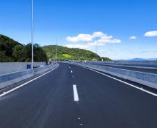 Mastros ganham iluminação e pista da Ponte de Guaratuba começa a ser sinalizada