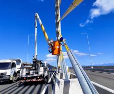 Mastros ganham iluminação e pista da Ponte de Guaratuba começa a ser sinalizada