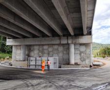 Ponte de Guaratuba: instalação do asfalto avança no acesso de Matinhos