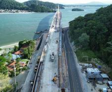 Ponte de Guaratuba: instalação do asfalto avança no acesso de Matinhos