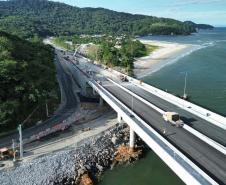 Ponte de Guaratuba: instalação do asfalto avança no acesso de Matinhos