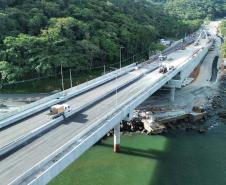 Ponte de Guaratuba: instalação do asfalto avança no acesso de Matinhos