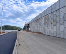 Ponte de Guaratuba: instalação do asfalto avança no acesso de Matinhos
