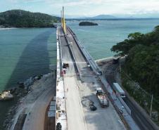 Ponte de Guaratuba: instalação do asfalto avança no acesso de Matinhos