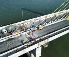 Ponte de Guaratuba: instalação do asfalto avança no acesso de Matinhos