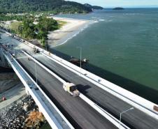 Ponte de Guaratuba: instalação do asfalto avança no acesso de Matinhos