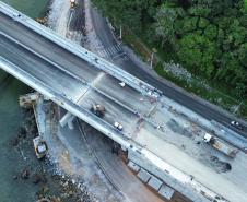 Ponte de Guaratuba: instalação do asfalto avança no acesso de Matinhos