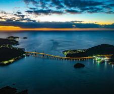 Mastros ganham iluminação e pista da Ponte de Guaratuba começa a ser sinalizada
