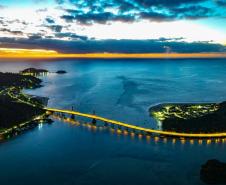 Mastros ganham iluminação e pista da Ponte de Guaratuba começa a ser sinalizada