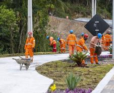 Operários da Ponte de Guaratuba festejam entrega da estrutura no Dia do Trabalhador