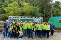 Equipes do DER/PR, SEIL e CSPG comemoram a retomada das atividades no marco da Ponte de Guaratuba, no canteiro de obras industriais liberado após queda da liminar que suspendia a Licença Prévia. 
