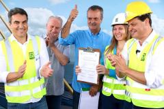 Fernando Furiatti (Diretor Presidente DER/PR), Everton Souza (Diretor Presidente IAT), Janice Kazmierczak (Diretora Técnica DER/PR) e Sandro Alex (Secretário SEIL) comemoram a emissão da LI para a construção da Ponte de Guaratuba.  