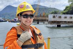Jacqueline Alves Serafim, marinheira de convés, que atua na obra da Ponte de Guaratuba, diz: “adoto a ideia de acidente zero cuidando de mim e do próximo”