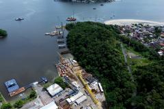 A imagem aérea mostra o progresso das obras da Ponte de Guaratuba, que atingem 32% de execução 