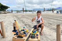 Menino sonha em ser engenheiro e cria réplica da Ponte de Guaratuba com brinquedos
