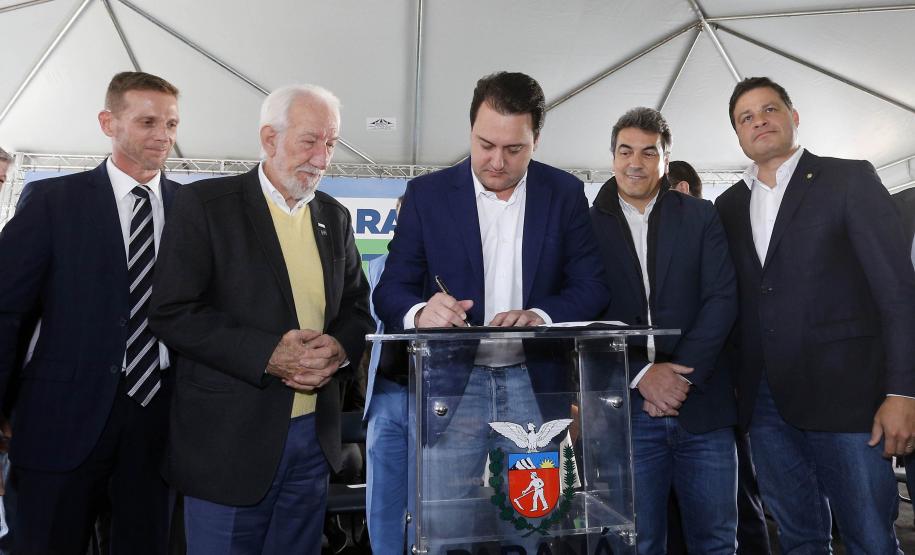 Governador lança edital de construção da Ponte de Guaratuba, que resolve gargalo histórico do Litoral. Ratinho Junior lançou nesta sexta-feira (1) o edital de contratação integrada dos projetos e da construção. Com 1.244 metros de extensão, a ponte terá uma seção estaiada de 320 metros, que vai permitir a navegação pela baía.