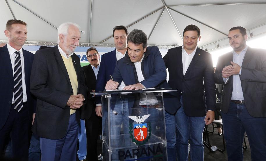 Governador lança edital de construção da Ponte de Guaratuba, que resolve gargalo histórico do Litoral. Ratinho Junior lançou nesta sexta-feira (1) o edital de contratação integrada dos projetos e da construção. Com 1.244 metros de extensão, a ponte terá uma seção estaiada de 320 metros, que vai permitir a navegação pela baía.