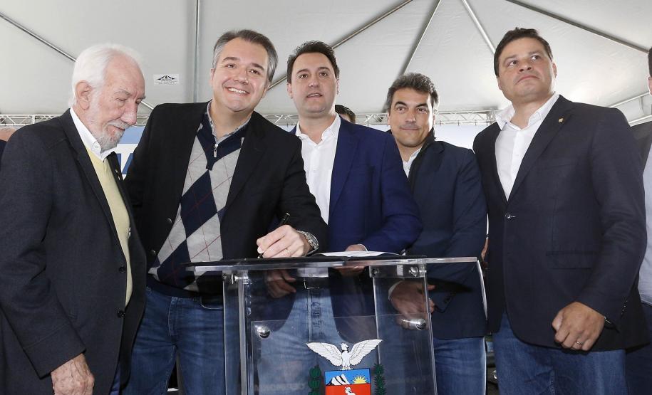 Governador lança edital de construção da Ponte de Guaratuba, que resolve gargalo histórico do Litoral. Ratinho Junior lançou nesta sexta-feira (1) o edital de contratação integrada dos projetos e da construção. Com 1.244 metros de extensão, a ponte terá uma seção estaiada de 320 metros, que vai permitir a navegação pela baía.