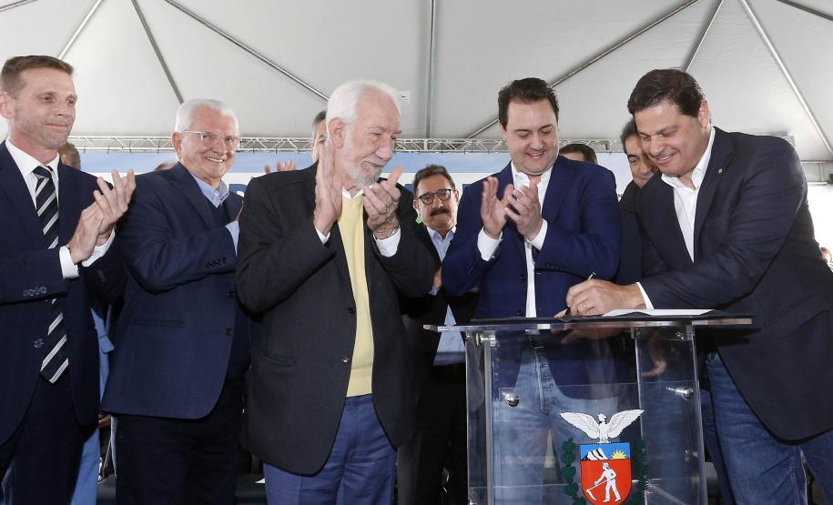 Governador lança edital de construção da Ponte de Guaratuba, que resolve gargalo histórico do Litoral. Ratinho Junior lançou nesta sexta-feira (1) o edital de contratação integrada dos projetos e da construção. Com 1.244 metros de extensão, a ponte terá uma seção estaiada de 320 metros, que vai permitir a navegação pela baía.