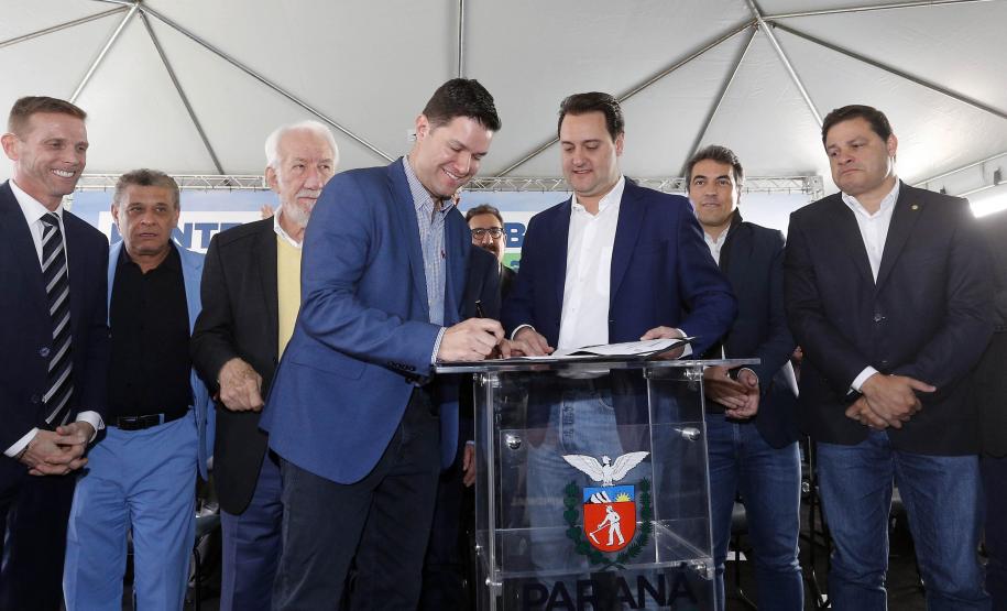 Governador lança edital de construção da Ponte de Guaratuba, que resolve gargalo histórico do Litoral. Ratinho Junior lançou nesta sexta-feira (1) o edital de contratação integrada dos projetos e da construção. Com 1.244 metros de extensão, a ponte terá uma seção estaiada de 320 metros, que vai permitir a navegação pela baía.