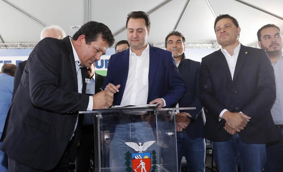 Governador lança edital de construção da Ponte de Guaratuba, que resolve gargalo histórico do Litoral. Ratinho Junior lançou nesta sexta-feira (1) o edital de contratação integrada dos projetos e da construção. Com 1.244 metros de extensão, a ponte terá uma seção estaiada de 320 metros, que vai permitir a navegação pela baía.