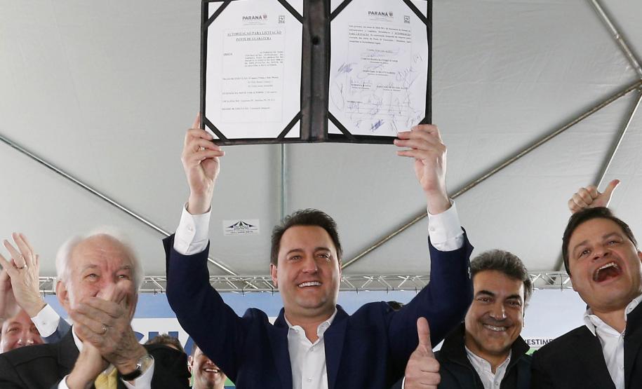 Governador lança edital de construção da Ponte de Guaratuba, que resolve gargalo histórico do Litoral. Ratinho Junior lançou nesta sexta-feira (1) o edital de contratação integrada dos projetos e da construção. Com 1.244 metros de extensão, a ponte terá uma seção estaiada de 320 metros, que vai permitir a navegação pela baía.