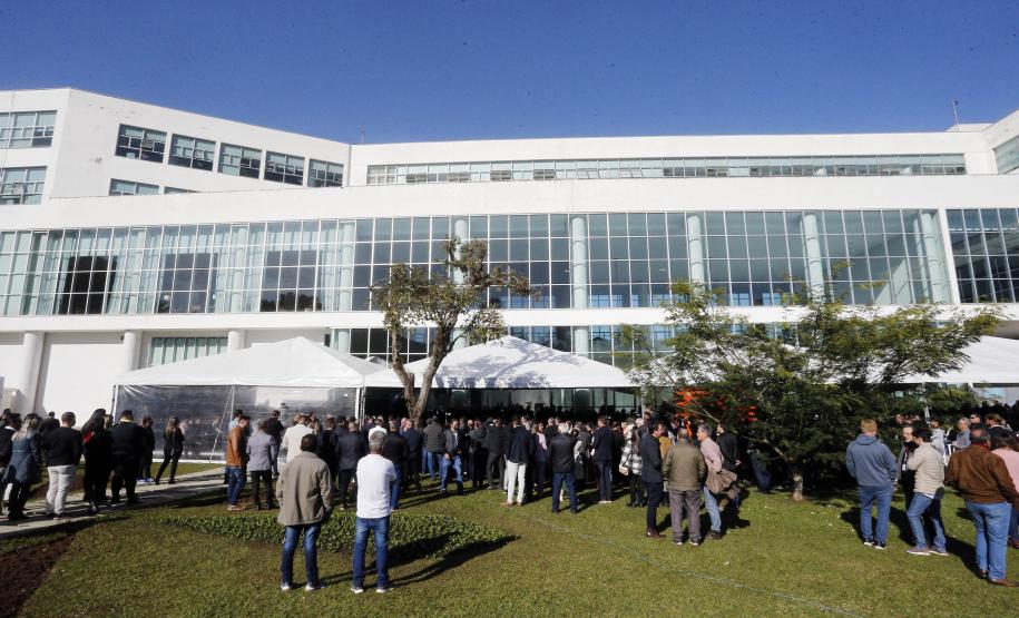 Governador lança edital de construção da Ponte de Guaratuba, que resolve gargalo histórico do Litoral. Ratinho Junior lançou nesta sexta-feira (1) o edital de contratação integrada dos projetos e da construção. Com 1.244 metros de extensão, a ponte terá uma seção estaiada de 320 metros, que vai permitir a navegação pela baía.