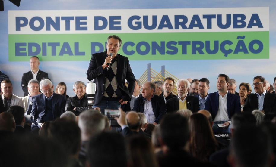 Governador lança edital de construção da Ponte de Guaratuba, que resolve gargalo histórico do Litoral. Ratinho Junior lançou nesta sexta-feira (1) o edital de contratação integrada dos projetos e da construção. Com 1.244 metros de extensão, a ponte terá uma seção estaiada de 320 metros, que vai permitir a navegação pela baía.