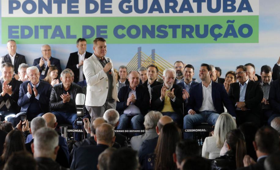 Governador lança edital de construção da Ponte de Guaratuba, que resolve gargalo histórico do Litoral. Ratinho Junior lançou nesta sexta-feira (1) o edital de contratação integrada dos projetos e da construção. Com 1.244 metros de extensão, a ponte terá uma seção estaiada de 320 metros, que vai permitir a navegação pela baía.